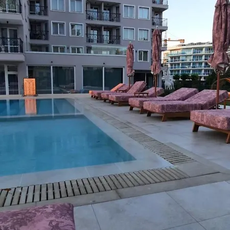 J'adore Secret Garden Pool View * Slantschew brjag